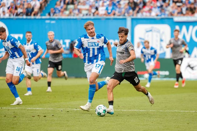 vorn Vincent Thill (Waldhof) gegen Florian Carstens (Rostock) ; GER, FC Hansa Rostock vs. SV Waldhof Mannheim, Fußball, Männer, 3.Liga, 02.Spieltag, Spielzeit 2026 2027, 16.08.2026 Rostock Ostseestadion Mecklenburg - Vorpommern Deutschland *** Vincent Thill (Waldhof) vs. Florian Carstens (Rostock) GER, FC Hansa Rostock vs. SV Waldhof Mannheim, Soccer, Men, 3rd Division, Matchday 2, 2026–2027 Season, August 16, 2026, Rostock Ostseestadion, Mecklenburg-Western Pomerania, Germany