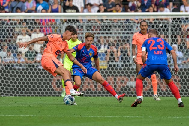 Marc Bernal FC Barcelona, Barca 22) mit Ball und im Duell mit Jonas Harder (FC Basel, 44). im BIld Albian Ajeti (FC Basel, 23), Kazeem Olaigbe (FC Basel, 11) GER, FC Basel vs FC Barcelona, Fussball, Testspiel, Saison 2026 2027, 16.08.2026 GER, FC Basel vs FC Barcelona, Fussball, Testspiel, Saison 2026 2027, 16.08.2026 Basel *** Marc Bernal (FC Barcelona), No. 22, with the ball and in a duel with Jonas Harder (FC Basel), No. 44; in the photo: Albian Ajeti (FC Basel), No. 23, and Kazeem Olaigbe (FC Basel), No. 11 (GER), FC Basel vs. FC Barcelona, soccer, friendly match, 2026–2027 season, August 16, 2026 (GER), FC Basel vs. FC Barcelona, soccer, friendly match, 2026–2027 season, August 16, 2026, Basel Copyright: xEibner-Pressefotox EP_THS
