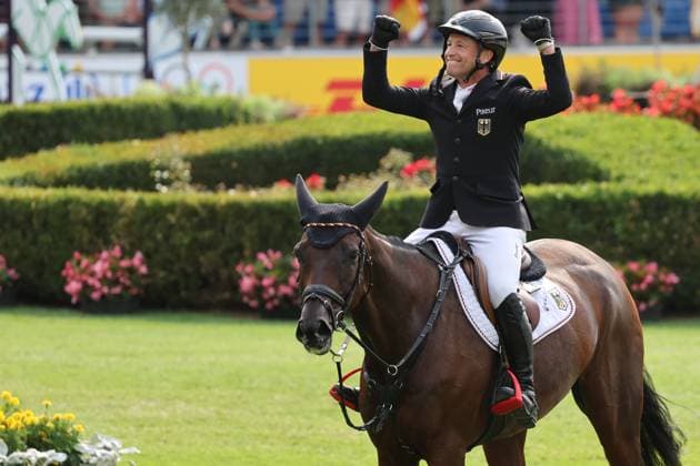 1. Platz, Weltmeister Michael Jung (GER, Deutschland, Germany) mit Pferd fischerChipmunk FRH, Chipmunk FRH, Emotion, Jubel , Vielseitigkeit , FEI Eventing World Championship, WM, Weltmeisterschaft , DHL-Preis, Einzel Mannschaft, AACHEN - FEI World Championships 2026, Weltfest des Pferdesports, Reitsport Weltmeisterschaft 2026, Aachen 2026, Welcome Home 2026, Aachener Soers, 11. bis 23. August 2026, Reitsport, 16.08.2026, Aachen Aachener Soers Deutschland *** 1st place, World Champion Michael Jung GER, Germany, riding fischerChipmunk FRH, Chipmunk FRH, excitement, celebration, eventing, FEI Eventing World Championship, DHL Prize, Individual and Team, AACHEN FEI World Championships 2026, World Festival of Equestrian Sports, 2026 Equestrian World Championships, Aachen 2026, Welcome Home 2026, Aachen Soers, August 11–23, 2026, Equestrian Sports, August 16, 2026, Aachen Soers, Germany