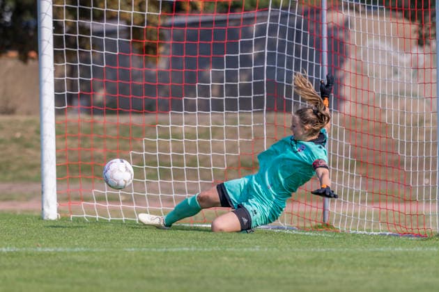 Erfurt, Deutschland 16. August 2026: DFB-Pokal Frauen - 2026 2027 - Play-off - 1. FFV Erfurt gegen FC Ingolstadt 04 Im Bild: Torhüterin Anna-Lena Daum (FCI) hält den zweiten Elfmeter DFL DFB regulations prohibit any use of photographs as image sequences and or quasi-video Sportpark Johannesplatz Thüringen *** Erfurt, Germany, August 16, 2026, 2026–2027 DFB Women’s Cup, Playoff 1: FFV Erfurt vs. FC Ingolstadt 04. Pictured: FCI goalkeeper Anna Lena Daum saves the second penalty kick. DFL and DFB regulations prohibit any use of photographs as image sequences and or quasi-video. Sportpark Johannesplatz, Thuringia Copyright: xFotostandx xSchäferx
