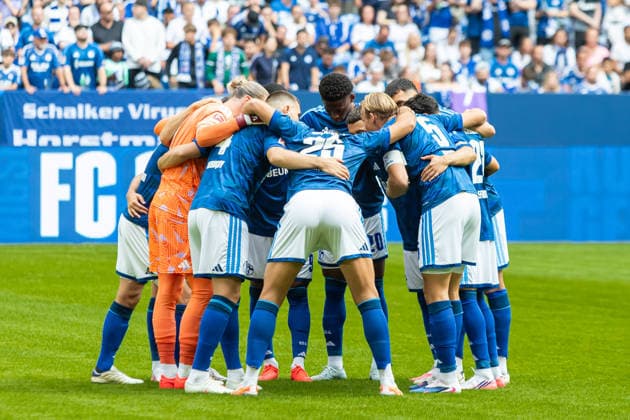 . The Player of FC Schalke 04 form a circle during the during the Pre-Season Friendly match between FC Schalke 04 and Real Madrid at Veltins Arena on August 16, 2026 in Gelsenkirchen, Germany. (Photo by Mario Hommes DeFodi Images) - *** The FC Schalke 04 players form a circle during the preseason friendly match between FC Schalke 04 and Real Madrid at Veltins Arena on August 16, 2026, in Gelsenkirchen, Germany. Photo by Mario Hommes, DeFodi Images