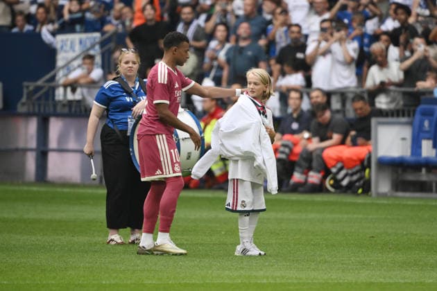 Kylian Mbappe (Real Madrid), Kylian MbappÃ verschenkt seine Jacke an das Einlaufkind 16.08.2026, Fussball 1. Bundesliga, Saison 2026 2027, Testspiel, FC Schalke 04 - Real Madrid Gelsenkirchen Veltins Arena Nordrhein Westfalen Deutschland *** Kylian Mbappé Real Madrid, Kylian Mbappé gives his jersey to the escort child, August 16, 2026, Soccer, Bundesliga 1, 2026–2027 season, Friendly Match, FC Schalke 04 vs. Real Madrid, Gelsenkirchen, Veltins Arena, North Rhine-Westphalia, Germany Team2