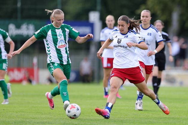 v.li.: Isabella Jaron (SV Werder Bremen, 11) und Leni Eggert (Hamburger SV, HSV, 29) im Zweikampf, Duell, Dynamik, Aktion, Action, Spielszene, 16.08.2026, Rotenburg (Wümme) (Deutschland), Fussball, Testspiel Frauen, SV Werder Bremen - Hamburger SV *** From left: Isabella Jaron of SV Werder Bremen, 11, and Leni Eggert of Hamburger SV (HSV), 29, in a one-on-one battle, duel, dynamic moment, action, game scene, August 16, 2026, Rotenburg Wümme, Germany, soccer, women’s friendly match, SV Werder Bremen vs. Hamburger SV xobx