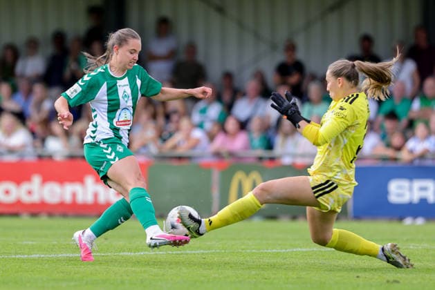 v.li.: Lilli Purtscheller (SV Werder Bremen, 7) und Jule Baum (Torhüterin, Torwart, Hamburger SV, 36) im Zweikampf, Duell, Dynamik, Aktion, Action, Spielszene, 16.08.2026, Rotenburg (Wümme) (Deutschland), Fussball, Testspiel Frauen, SV Werder Bremen - Hamburger SV *** From left: Lilli Purtscheller, SV Werder Bremen, 7, and Jule Baum, goalkeeper, Hamburger SV, 36, in a one-on-one, duel, dynamic moment, action, game scene, August 16, 2026, Rotenburg Wümme, Germany, soccer, women’s friendly match, SV Werder Bremen vs. Hamburger SV xobx