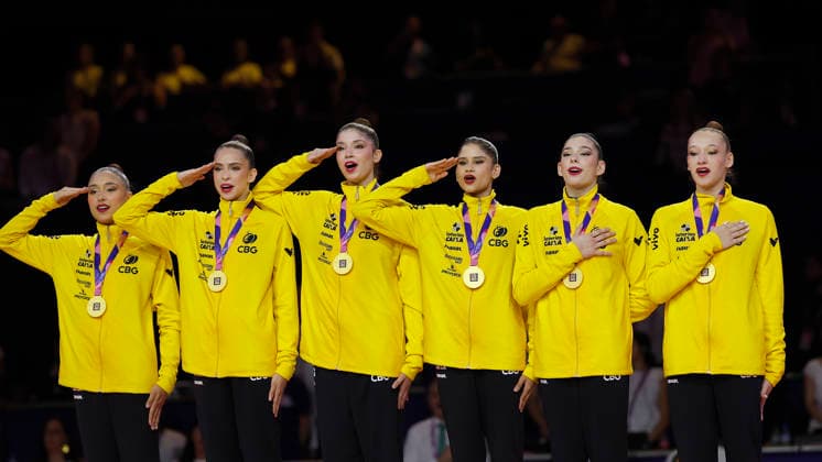 Team Brasilien während der Nationalhymne bei der Siegerehrung des Finales 5 Bälle (Gruppe) bei der Rhythmischen Sportgymnastik-Weltmeisterschaft 2026 in Frankfurt am Main, Deutschland, am 16. August 2026. Team Brazil during the national anthem at the medal ceremony of the 5 balls final (group) at the Rhythmic gymnastics, Rhythmische Sportgymnastik, RSG World Championships 2026 in Frankfurt am Main, Germany, on August 16, 2026. *** Team Brazil during the national anthem at the medal ceremony for the 5-balls group final at the 2026 Rhythmic Gymnastics World Championships in Frankfurt am Main, Germany, on August 16, 2026 Team Brazil during the national anthem at the medal ceremony for the 5-ball group final at the 2026 Rhythmic Gymnastics World Championships in Frankfurt am Main, Germany, on August 16, 2026 Copyright: HMBxMedia xHeikoxBecker