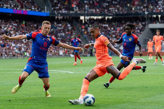 Fussball, Testspiel: FC Basel 1893 vs. FC Barcelona, Barca - Sonntag, 16.08.2026 (St. Jakob-Park, Basel, Schweiz); Captain Raphinha (11, FC Barcelona) bereitet das 1:0 vor und Karim Adeyemi (14, FC Barcelona) trifft. Becir Omeragic (4, FC Basel) *** Soccer, Friendly Match: FC Basel 1893 vs. FC Barcelona, Sunday, August 16, 2026, St. Jakob Park, Basel, Switzerland. Captain Raphinha (11) sets up the 1-0 goal for FC Barcelona, and Karim Adeyemi (14), FC Barcelona scores against Becir Omeragic (4), FC Basel Copyright: xValentinxDomgjonix