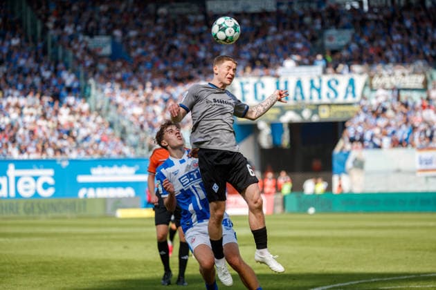 vorn Joey Müller (Waldhof) gegen Yannick Michaelis (Rostock) ; GER, FC Hansa Rostock vs. SV Waldhof Mannheim, Fußball, Männer, 3.Liga, 02.Spieltag, Spielzeit 2026 2027, 16.08.2026 Rostock Ostseestadion Mecklenburg - Vorpommern Deutschland *** Joey Müller (Waldhof) vs. Yannick Michaelis (Rostock) GER, FC Hansa Rostock vs. SV Waldhof Mannheim, Soccer, Men, 3rd Division, Matchday 2, 2026–2027 Season, August 16, 2026, Rostock Ostseestadion, Mecklenburg-Western Pomerania, Germany