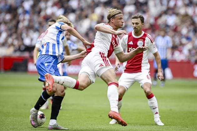 AMSTERDAM - (lr) Marcus Linday of SC Heerenveen, Kasper Dolberg of Ajax and Youri Regeer of Ajax during the Dutch Eredivisie match between AFC Ajax and SC Heerenveen at the Johan Cruijff ArenA on 16 August 2026 in Amsterdam, the Netherlands. OLAF KRAAK ANP Eredivisie 2026-2027 xVIxANPxSportx xxANPxIVx 565619861 originalFilename: 565619861.jpg
