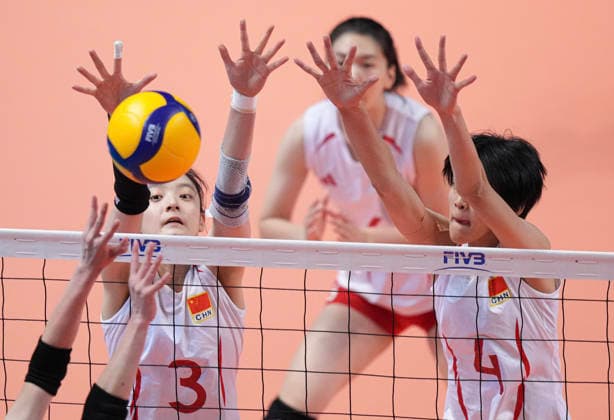 (260816) -- HONG KONG, Aug. 16, 2026 -- Yin Xiaolan (L) and Si Jingyu of China try to block the ball during the final between China and Japan at the 2026 Asian Eastern Zonal Women s Volleyball Championship in Hong Kong, south China, Aug. 16, 2026. ) (SP)CHINA-HONG KONG-VOLLEYBALL-ASIAN EASTERN ZONAL WOMEN S VOLLEYBALL CHAMPIONSHIP (CN) LuixSiuxWai 