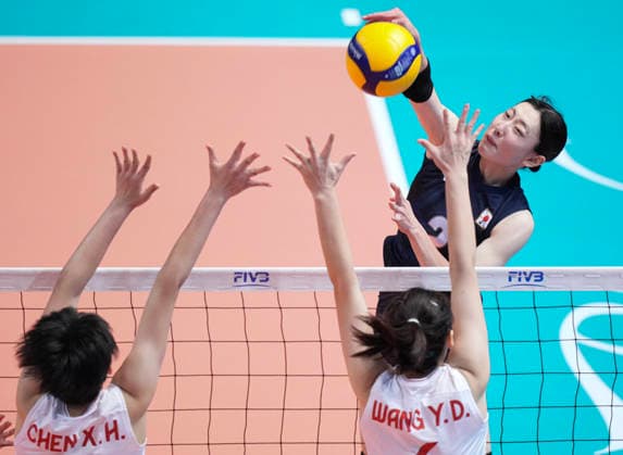 (260816) -- HONG KONG, Aug. 16, 2026 -- Abe Akane (R) of Japan spikes the ball during the final between China and Japan at the 2026 Asian Eastern Zonal Women s Volleyball Championship in Hong Kong, south China, Aug. 16, 2026. ) (SP)CHINA-HONG KONG-VOLLEYBALL-ASIAN EASTERN ZONAL WOMEN S VOLLEYBALL CHAMPIONSHIP (CN) LuixSiuxWai 
