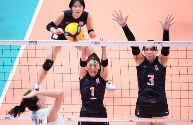 (260816) -- HONG KONG, Aug. 16, 2026 -- Kumagai Niina (2nd R) and Iiyama Emili (1st R) of Japan try to block the ball during the final between China and Japan at the 2026 Asian Eastern Zonal Women s Volleyball Championship in Hong Kong, south China, Aug. 16, 2026. ) (SP)CHINA-HONG KONG-VOLLEYBALL-ASIAN EASTERN ZONAL WOMEN S VOLLEYBALL CHAMPIONSHIP (CN) LuixSiuxWai 