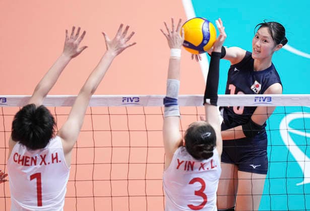 (260816) -- HONG KONG, Aug. 16, 2026 -- Omori Sae (R) of Japan spikes the ball during the final between China and Japan at the 2026 Asian Eastern Zonal Women s Volleyball Championship in Hong Kong, south China, Aug. 16, 2026. ) (SP)CHINA-HONG KONG-VOLLEYBALL-ASIAN EASTERN ZONAL WOMEN S VOLLEYBALL CHAMPIONSHIP (CN) LuixSiuxWai 