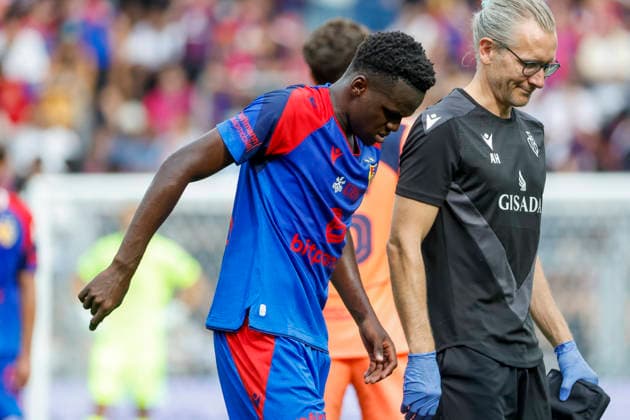 Metinho (FC Basel, 05) geht verlezt vom Platz , Schweiz, Fussball, Testspiel, 2026 2027, FC Basel vs. FC Barcelona, Barca 16.08.2026, Basel Sankt Jakob Park Schweiz *** Metinho FC Basel, 05 leaves the field injured, Switzerland, soccer, friendly match, 2026–2027, FC Basel vs. FC Barcelona, August 16, 2026, Basel Sankt Jakob Park, Switzerland Copyright: xGrantxHubbsx