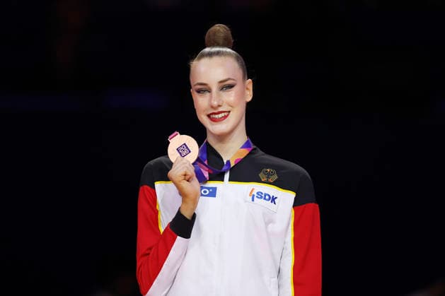 Darja Varfolomeev (GER) präsentiert ihre Medaille nach dem Finale Ball bei der Rhythmischen Sportgymnastik-Weltmeisterschaft 2026 in Frankfurt am Main, Deutschland, am 16. August 2026. Darja Varfolomeev (GER) presents her medal after the ball final at the Rhythmic gymnastics, Rhythmische Sportgymnastik, RSG World Championships 2026 in Frankfurt am Main, Germany, on August 16, 2026. *** Darja Varfolomeev (GER) shows off her medal after the ball final at the 2026 Rhythmic Gymnastics World Championships in Frankfurt am Main, Germany, on August 16, 2026 Darja Varfolomeev (GER) presents her medal after the ball final at the 2026 Rhythmic Gymnastics World Championships in Frankfurt am Main, Germany, on August 16, 2026 Copyright: HMBxMedia xHeikoxBecker