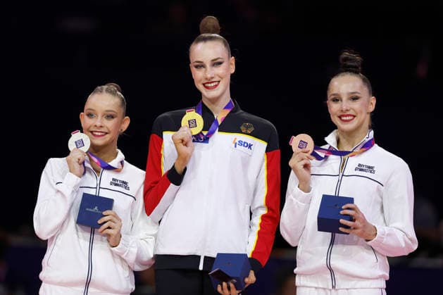 Siegerehrung des Finales Ball bei der Rhythmischen Sportgymnastik-Weltmeisterschaft 2026 in Frankfurt am Main, Deutschland, am 16. August 2026 (v.l.): Sofija Ilterjakowa (Neutrale Athletin, Silber), Darja Varfolomeev (Deutschland, Gold) und Mariia Borisowa (Neutrale Athletin, Bronze) mit ihren Medaillen. Medal ceremony of the ball final at the Rhythmic gymnastics, Rhythmische Sportgymnastik, RSG World Championships 2026 in Frankfurt am Main, Germany, on August 16, 2026 (l-r): Sofija Ilterjakowa (Individual Neutral Athlete, silver), Darja Varfolomeev (Germany, gold) and Mariia Borisowa (Individual Neutral Athlete, bronze) with their medals. *** Medal Ceremony for the Ball Final at the 2026 Rhythmic Gymnastics World Championships in Frankfurt am Main, Germany, on August 16, 2026: from left, Sofija Ilterjakowa (Neutral Athlete), silver; Darja Varfolomeev (Germany), gold; and Mariia Borisowa (Neutral Athlete), bronze, with their medals. Medal ceremony for the ball final at the 2026 Rhythmic Gymnastics World Championships in Frankfurt am Main, Germany, on August 16, 2026; from left to right: Sofija Ilterjakowa, individual neutral athlete, silver; Darja Varfolomeev, Germany, gold; and Mariia Borisowa, individual neutral athlete, bronze, with their medals Copyright: HMBxMedia xHeikoxBecker