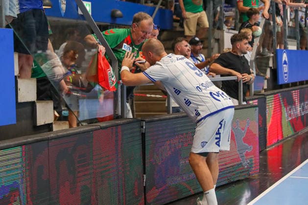 16.08.2026 ,xgox, Handball - Wartburg Cup ThSV Eisenach - TBV Lemgo-Lippe emspor, v.l. Christian O Sullivan (Lemgo, 9) gibt Autogramme Eisenach *** August 16, 2026, xgox, Handball Wartburg Cup: ThSV Eisenach vs. TBV Lemgo Lippe emspor; from left: Christian O Sullivan (Lemgo), No. 9 signing autographs (Eisenach)