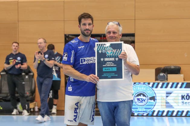 16.08.2026 ,xgox, Handball - Wartburg Cup ThSV Eisenach - TBV Lemgo-Lippe emspor, v.l. Tim Suton (Lemgo, 23) nimmt die Urkunde für den 3.Platz in Empfang Eisenach *** August 16, 2026, xgox, Handball Wartburg Cup: ThSV Eisenach vs. TBV Lemgo Lippe emspor; from left: Tim Suton (Lemgo), 23, accepts the certificate for third place in Eisenach