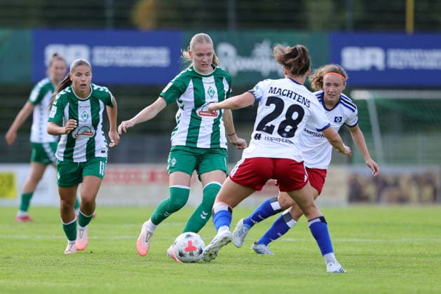 v.li.: Marie Gmeineder (SV Werder Bremen, 6) und Pauline Machtens (Hamburger SV, HSV, 28) im Zweikampf, Duell, Dynamik, Aktion, Action, Spielszene, 16.08.2026, Rotenburg (Wümme) (Deutschland), Fussball, Testspiel Frauen, SV Werder Bremen - Hamburger SV *** From left: Marie Gmeineder (SV Werder Bremen), 6, and Pauline Machtens (Hamburger SV, HSV), 28, in a one-on-one battle, duel, dynamic play, action, game scene, August 16, 2026, Rotenburg Wümme, Germany, soccer, women’s friendly match, SV Werder Bremen vs. Hamburger SV xobx