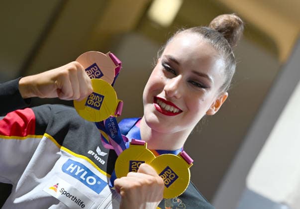 16.08.2026, xhbx, Rhythmische Sportgymnastik Weltmeisterschaft 2026, v.l. Darja Varfolomeev (Deutschland) WM Medaillen, Gold, Siegerehrung Frankfurt am Main *** August 16, 2026, xhbx, 2026 Rhythmic Gymnastics World Championships, from left: Darja Varfolomeev, Germany, World Championships medals, gold, medal ceremony in Frankfurt am Main