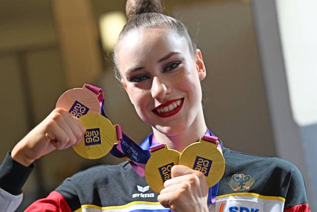 16.08.2026, xhbx, Rhythmische Sportgymnastik Weltmeisterschaft 2026, v.l. Darja Varfolomeev (Deutschland) WM Medaillen, Gold, Siegerehrung Frankfurt am Main *** August 16, 2026, xhbx, 2026 Rhythmic Gymnastics World Championships, from left: Darja Varfolomeev, Germany, World Championships medals, gold, medal ceremony in Frankfurt am Main