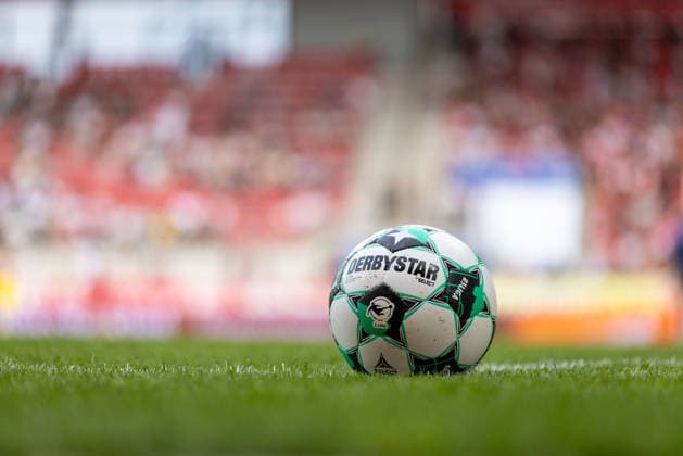 16.08.2026, Fussball, GER, Saison, 3.Liga, Saision 2026 2027, 02. Spieltag, SSV Jahn Regensburg - 1.FC Saarbrücken Derbystar Spielball auf der Auslinie DFL REGULATIONS PROHIBIT ANY USE OF PHOTOGRAPHS AS IMAGE SEQUENCES AND OR QUASI-VIDEO. *** August 16, 2026, Soccer, GER, Season, 3rd Division, 2026–2027 Season, Matchday 2, SSV Jahn Regensburg vs. 1. FC Saarbrücken, Derbystar match ball on the sideline. DFL regulations prohibit any use of photographs as image sequences and or quasi-video.