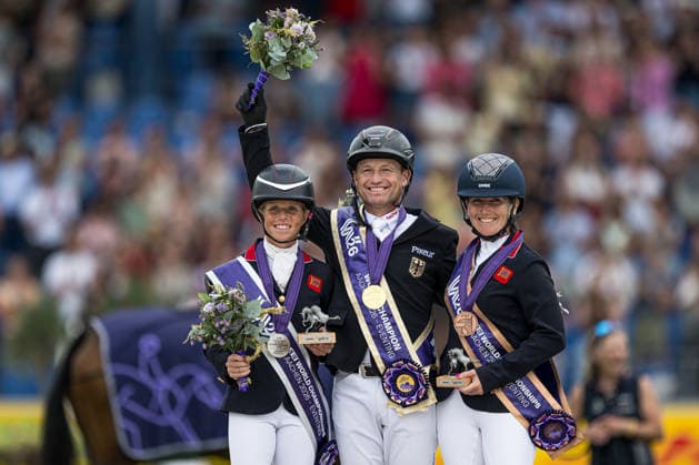 260816 Rosalind Canter of Great Britain, Michael Jung of Germany and Laura Collett of Great Britain celebrate on the podium after the Eventing Show Jumping Final during day 6 of the 2026 FEI World Championships on August 16, 2026 in Aachen. Photo: Emma Wallskog BILDBYRAN kod EW EW0687 ridsport equestrian rid-vm 2026 2026 fei world championships bbeng ridsport-vm fälttävlan eventing jubel *** August 16, 2026: Rosalind Canter of Great Britain, Michael Jung of Germany, and Laura Collett of Great Britain celebrate on the podium after the Eventing Show Jumping Final on Day 6 of the 2026 FEI World Championships on August 16, 2026 in Aachen. Photo by Emma Wallskog. BILDBYRAN code EW EW0687 equestrian sports riding 2026 World Championships 2026 FEI World Championships BBENG equestrian sports World Championships eventing celebration  Copyright: EMMAxWALLSKOG BB260816EW045
