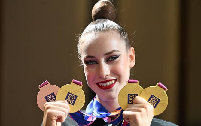 16.08.2026, xhbx, Rhythmische Sportgymnastik Weltmeisterschaft 2026, v.l. Darja Varfolomeev (Deutschland) WM Medaillen, Gold, Siegerehrung Frankfurt am Main *** August 16, 2026, xhbx, 2026 Rhythmic Gymnastics World Championships, from left: Darja Varfolomeev, Germany, World Championships medals, gold, medal ceremony in Frankfurt am Main