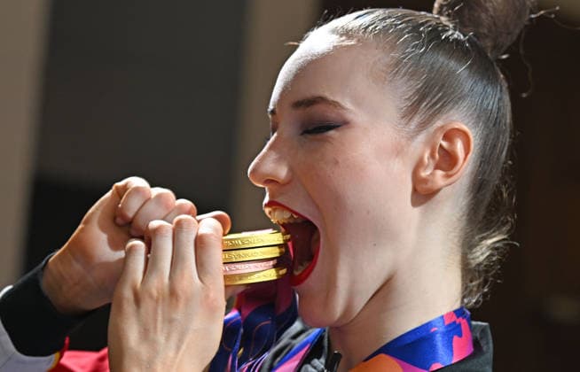 Sport Bilder des Tages 16.08.2026, xhbx, Rhythmische Sportgymnastik Weltmeisterschaft 2026, v.l. Darja Varfolomeev (Deutschland) WM Medaillen, Gold, Siegerehrung Frankfurt am Main *** August 16, 2026, xhbx, 2026 Rhythmic Gymnastics World Championships, from left: Darja Varfolomeev, Germany, World Championships medals, gold, medal ceremony in Frankfurt am Main