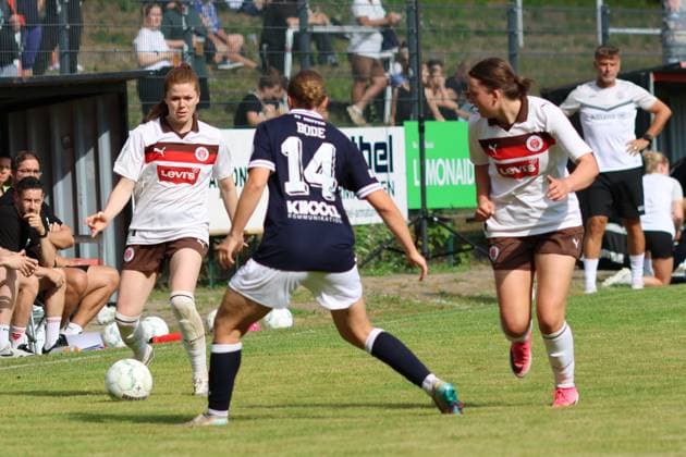 Bente Bode ( 14; SV Meppen) behauptet sich im Zweikampf gegen zwei Spielerinnen des FC St. Pauli in der Adolf-Jäger-Kampfbahn in Hamburg. Der Ball liegt vor der St.-Pauli-Spielerin, während Bode mit dem Rücken zur Kamera agiert. Bente Bode ( 14; SV Meppen) im Zweikampf gegen Nina Woitzik ( 5; FC St. Pauli) *** Bente Bode 14 of SV Meppen holds her own in a one-on-one battle against two FC St. Pauli players at the Adolf Jäger Kampfbahn in Hamburg. The ball is in front of the St. Pauli player, while Bode plays with her back to the camera. Bente Bode (14, SV Meppen) battles for the ball against Nina Woitzik (5, FC St. Pauli) Copyright: xspeedshotx xAndreasxTolksdorfx