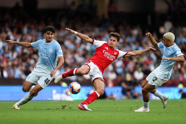 Community Shield 2026 16 August 2026, Cardiff - Community Shield 2026 Football - Arsenal v Manchester City - L-R Abdukodir Khusanov of Manchester City, Christos Tzolis of Arsenal and Rico Lewis of Manchester City - Photo: Mark Leech Offside. Cardiff UK *** Community Shield 2026, 16. August 2026, Cardiff – Community Shield 2026, Fußball: Arsenal gegen Manchester City – Von links nach rechts: Abdukodir Khusanov (Manchester City), Christos Tzolis (Arsenal) und Rico Lewis (Manchester City). Foto: Mark Leech – Abseits, Cardiff, Großbritannien  Copyright: xMarkxLeechx xOffsidexOffside