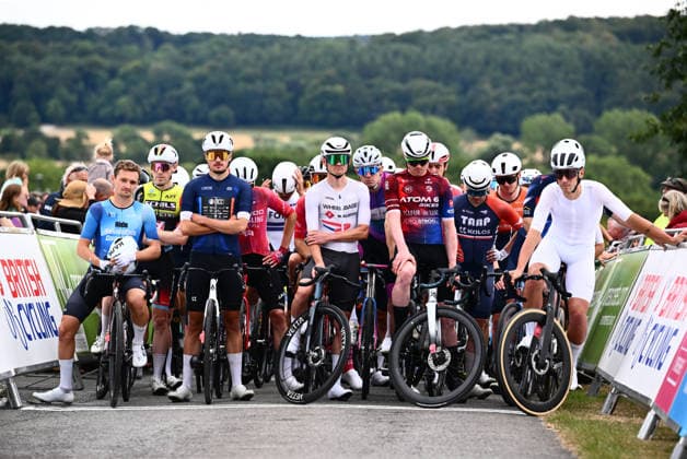 2026 North Yorkshire Grand Prix Picture by Olly Hassell SWpix.com - 16 08 2026 - British Cycling - 2026 Lloyds National Road Series - North Yorkshire Grand Prix - Ampleforth Abbey and College, North Yorkshire - Open ( Men™s ) Race - Riders pause for a minutes silence for Finlay Tarling England Copyright: x xSWpix.comx(t axPhotographyxHubxLtd)xSimonxWilkinson SWpix.comx SWP-3030-17962