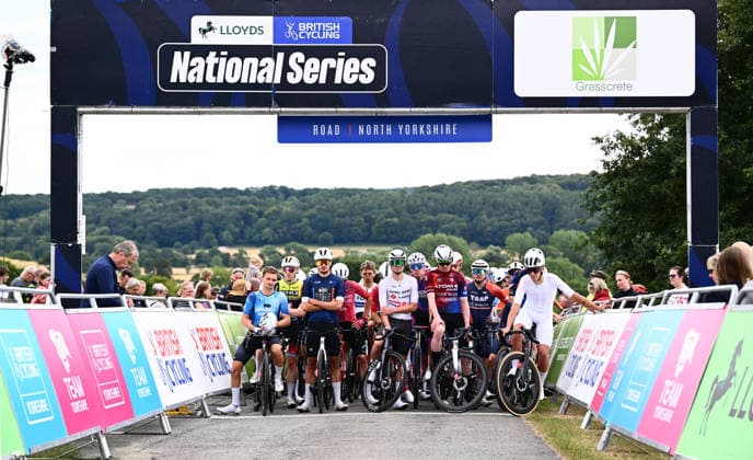 2026 North Yorkshire Grand Prix Picture by Olly Hassell SWpix.com - 16 08 2026 - British Cycling - 2026 Lloyds National Road Series - North Yorkshire Grand Prix - Ampleforth Abbey and College, North Yorkshire - Open ( Men™s ) Race - Riders pause for a minutes silence for Finlay Tarling England Copyright: x xSWpix.comx(t axPhotographyxHubxLtd)xSimonxWilkinson SWpix.comx SWP-3030-17963