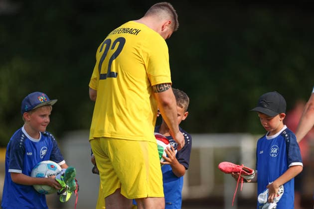 Gleich nach Abpfiff muss Niklas Suele (SV Tiefenbach, 22) Autogramme geben, SV Tiefenbach vs. SG Kirchardt, Fussball, bfv - Kreisliga Sinsheim, 1. Spieltag, 2026 2027, 16.08.2026, SV Tiefenbach vs. SG Kirchardt, Fussball, bfv - Kreisliga Sinsheim, 1. Spieltag, 2026 2027, 16.08.2026 Östringen *** Immediately after the final whistle, Niklas Suele of SV Tiefenbach has to sign 22 autographs; SV Tiefenbach vs. SG Kirchardt, soccer, bfv Sinsheim District League, Matchday 1, 2026–2027, August 16, 2026, SV Tiefenbach vs. SG Kirchardt, soccer, bfv Sinsheim District League, Matchday 1, 2026–2027, August 16, 2026, Östringen Copyright: xEibner-Pressefoto VornamexNachnax EP_JPA