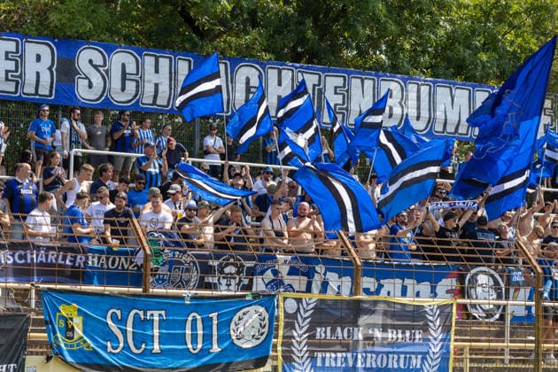 Fußball Regionalliga Südwest 2026 27, 2. Spieltag: VfR Mannheim gegen Eintracht Trier***Etwa 300 Fans von Trier haben ihr Team in Mannheim lautstark unterstützt *** 2026-27 Southwest Regional Soccer League, Matchday 2: VfR Mannheim vs. Eintracht Trier***About 300 Trier fans loudly cheered on their team in Mannheim Copyright: xUdoxHerrmannx