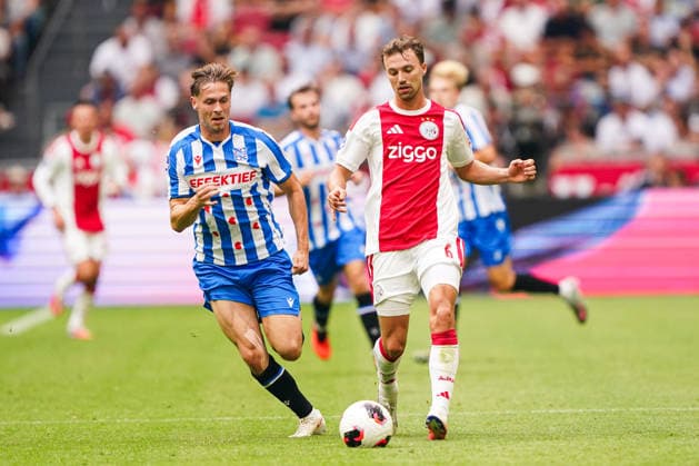 2026-08-16 AFC Ajax v sc Heerenveen - Dutch Vrienden Loterij Eredivsie AMSTERDAM, NETHERLANDS - AUGUST 16: Ringo Meerveld of sc Heerenveen battles for possession with Youri Regeer of AFC Ajax during a Dutch Vrienden Loterij Eredivsie at Johan Cruijff ArenA on August 16, 2026 in Amsterdam, Netherlands. Amsterdam Johan Cruijff ArenA Netherlands Content not available for redistribution in The Netherlands directly or indirectly through any third parties. Copyright: xAndrexWeeningx
