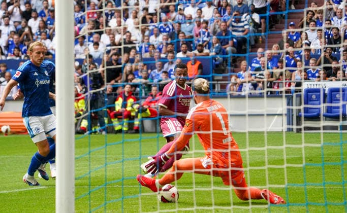 Deutschland: Fussball Testspiel Vereine 2026 2027, Freundschaftsspiel FC Schalke Real Madrid VELTINS-Arena (Gelsenkirchen): Torchance Kylian MbappÃ Kylian Mbappe (Real Madrid, 10) Loris Karius (FC Schalke 04, 1) *** Germany Soccer Friendly Matches 2026 2027, Friendly Match FC Schalke vs. Real Madrid at VELTINS Arena in Gelsenkirchen, Scoring Chance by Kylian Mbappé (Real Madrid), 10 Loris Karius (FC Schalke 04), 1 Copyright: xAymanxAlahmedx
