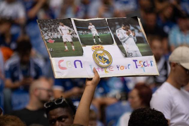 16.08.2026: Fußball: FC Schalke 04 - Real Madrid, Testspiel in der Veltins Arena Gelsenkirchen. Schild Real Madrid Fans WICHTIGER HINWEIS: Gemäß den Vorgaben der DFL und des DFB ist es untersagt, in dem Stadion und oder vom Spiel angefertigte Fotoaufnahmen in Form von Sequenzbildern und oder videoähnlichen Fotostrecken zu verwerten bzw. verwerten zu lassen. *** August 16, 2026: Soccer – FC Schalke 04 vs. Real Madrid, Friendly Match at the Veltins Arena in Gelsenkirchen. Real Madrid Fan Sign. IMPORTANT NOTICE: In accordance with the regulations of the DFL and the DFB, it is prohibited to use or allow the use of photographs taken in the stadium and or during the game in the form of sequential images and or video-like photo sequences Copyright: xJamesxZabelx