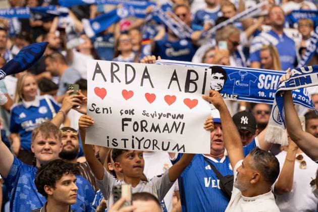 16.08.2026: Fußball: FC Schalke 04 - Real Madrid, Testspiel in der Veltins Arena Gelsenkirchen. Schild Real Madrid Fans WICHTIGER HINWEIS: Gemäß den Vorgaben der DFL und des DFB ist es untersagt, in dem Stadion und oder vom Spiel angefertigte Fotoaufnahmen in Form von Sequenzbildern und oder videoähnlichen Fotostrecken zu verwerten bzw. verwerten zu lassen. *** August 16, 2026: Soccer – FC Schalke 04 vs. Real Madrid, Friendly Match at the Veltins Arena in Gelsenkirchen. Real Madrid Fan Sign. IMPORTANT NOTICE: In accordance with the guidelines of the DFL and the DFB, it is prohibited to use or allow the use of photographs taken in the stadium and or during the game in the form of sequential images and or video-like photo sequences Copyright: xJamesxZabelx