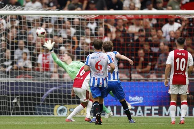 AMSTERDAM - (lr) AFC Ajax goalkeeper Marc-AndrÃ ter Stegen, Jacob Trenskow of SC Heerenveen scores 2-1, Oscar Gloukh of AFC Ajax during the Dutch Eredivisie match between AFC Ajax and SC Heerenveen at the Johan Cruijff ArenA on 16 August 2026 in Amsterdam, the Netherlands. MAURICE VAN STEEN ANP Eredivisie 2026-2027 xVIxANPxSportx xMauricexvanxSteenxIVx 565622056 originalFilename: 565622056.jpg