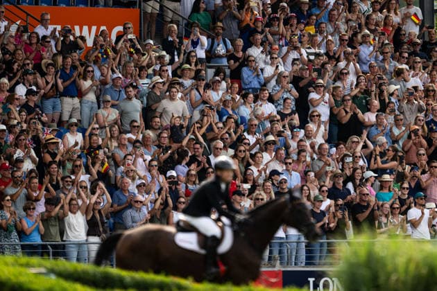 260816 Specators cheer for Michael Jung of Germany with horse fischerChipmunk after winning the Eventing Show Jumping Final during day 6 of the 2026 FEI World Championships on August 16, 2026 in Aachen. Photo: Emma Wallskog BILDBYRAN kod EW EW0687 ridsport equestrian rid-vm 2026 2026 fei world championships bbeng ridsport-vm fälttävlan eventing publik jubel *** August 16, 2026: Spectators cheer for Michael Jung of Germany and his horse fischerChipmunk after winning the Eventing Show Jumping Final on Day 6 of the 2026 FEI World Championships on August 16, 2026 in Aachen. Photo by Emma Wallskog, BILDBYRAN, code EW EW0687. equestrian sports, riding, 2026 World Championships, 2026 FEI World Championships, BBENG, equestrian sports, World Championships, eventing, audience, cheering  Copyright: EMMAxWALLSKOG BB260816EW047