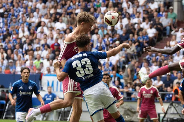 Dean Huijsen (Real Madrid) und Vitalie Becker (FC Schalke 04) im Zweikampf Gelsenkirchen, Germany, 16.08.26, waehrend des Testspiels zwischen FC Schalke 04 - Real Madrid in der Veltins Arena in Gelsenkirchen. (Photo by Joachim Bywaletz) DFB DFL REGULATIONS PROHIBIT ANY USE OF PHOTOGRAPHS AS IMAGE SEQUENCES AND OR QUASI-VIDEO. *** Dean Huijsen of Real Madrid and Vitalie Becker of FC Schalke 04 in a tackle in Gelsenkirchen, Germany, August 16, 2026, during the friendly match between FC Schalke 04 and Real Madrid at the Veltins Arena in Gelsenkirchen. Photo by Joachim Bywaletz. DFB and DFL regulations prohibit any use of photographs as image sequences and or quasi-video. Copyright: JoachimxBywaletz xJB-Sportfoto