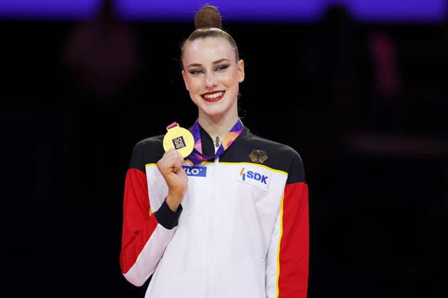 Sport Bilder des Tages Darja Varfolomeev (GER) präsentiert ihre Goldmedaille nach dem Finale Band bei der Rhythmischen Sportgymnastik-Weltmeisterschaft 2026 in Frankfurt am Main, Deutschland, am 16. August 2026. Darja Varfolomeev (GER) presents her gold medal after the ribbon final at the Rhythmic gymnastics, Rhythmische Sportgymnastik, RSG World Championships 2026 in Frankfurt am Main, Germany, on August 16, 2026. *** Darja Varfolomeev (GER) shows off her gold medal after the ribbon final at the 2026 Rhythmic Gymnastics World Championships in Frankfurt am Main, Germany, on August 16, 2026 Darja Varfolomeev (GER) presents her gold medal after the ribbon final at the 2026 Rhythmic Gymnastics World Championships in Frankfurt am Main, Germany, on August 16, 2026 Copyright: HMBxMedia xHeikoxBecker