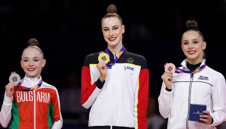 Siegerehrung des Finales Band bei der Rhythmischen Sportgymnastik-Weltmeisterschaft 2026 in Frankfurt am Main, Deutschland, am 16. August 2026 (v.l.): Stiljana Nikolowa (Bulgarien, Silber), Darja Varfolomeev (Deutschland, Gold) und Sofija Ilterjakowa (Neutrale Athletin, Bronze) mit ihren Medaillen. Medal ceremony of the ribbon final at the Rhythmic gymnastics, Rhythmische Sportgymnastik, RSG World Championships 2026 in Frankfurt am Main, Germany, on August 16, 2026 (l-r): Stiliana Nikolova (Bulgaria, silver), Darja Varfolomeev (Germany, gold) and Sofija Ilterjakowa (Individual Neutral Athlete, bronze) with their medals. *** Medal Ceremony for the Ribbon Final at the 2026 Rhythmic Gymnastics World Championships in Frankfurt am Main, Germany, on August 16, 2026: from left, Stiljana Nikolova of Bulgaria (silver), Darja Varfolomeev of Germany (gold), and Sofija Ilterjakova, a neutral athlete, bronze, with their medals. Medal ceremony for the ribbon final at the 2026 Rhythmic Gymnastics World Championships in Frankfurt am Main, Germany, on August 16, 2026; from left to right: Stiliana Nikolova (Bulgaria), silver; Darja Varfolomeev (Germany), gold; and Sofija Ilterjakowa (Individual Neutral Athlete), bronze, with their medals Copyright: HMBxMedia xHeikoxBecker