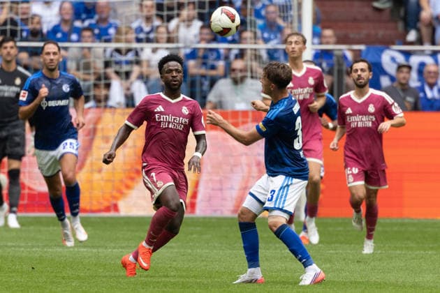 Gelsenkirchen, Germany, 16.08.26, Vinicius Junior (Real Madrid) und Vitalie Becker (FC Schalke 04) im Zweikampf waehrend des Testspiels zwischen FC Schalke 04 - Real Madrid in der Veltins Arena in Gelsenkirchen. (Photo by Joachim Bywaletz) DFB DFL REGULATIONS PROHIBIT ANY USE OF PHOTOGRAPHS AS IMAGE SEQUENCES AND OR QUASI-VIDEO. *** Gelsenkirchen, Germany, August 16, 2026, Vinicius Junior of Real Madrid and Vitalie Becker of FC Schalke 04 in a duel during the friendly match between FC Schalke 04 and Real Madrid at the Veltins Arena in Gelsenkirchen. Photo by Joachim Bywaletz. DFB and DFL regulations prohibit any use of photographs as IMAGE SEQUENCES AND OR QUASI-VIDEO Copyright: JoachimxBywaletz xJB-Sportfoto