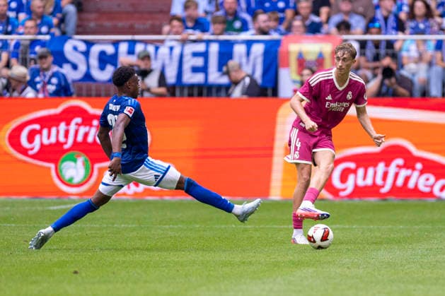 15.08.2026, Fussball, Testspiel FC Schalke 04 - Real Madrid CF. v. l. Junior Adamu (FC Schalke 04), Dean Huijsen (Real Madrid CF). Gelsenkirchen Veltins Arena NRW Deutschland xRHR-FOTO DEx *** August 15, 2026, Soccer, Friendly Match: FC Schalke 04 vs. Real Madrid CF, Junior Adamu (FC Schalke 04), Dean Huijsen (Real Madrid CF), Gelsenkirchen, Veltins Arena, North Rhine-Westphalia, Germany, xRHR, PHOTO: DEx Copyright: DennisxEwert RHR-FOTOx RHR-FOTO DE