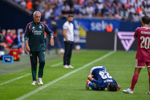 16.08.2026, Fussball, Saison 2026 2027, Testspiel, FC Schalke 04 - Real Madrid, Trainer JosÃ Mourinho (Real Madrid) ,Soufiane El-Faouzi (FC Schalke 04) xRHR-FOTO YYx *** August 16, 2026, Soccer, 2026–2027 Season, Friendly Match, FC Schalke 04 vs. Real Madrid, Coach José Mourinho (Real Madrid), Soufiane El Faouzi (FC Schalke 04) xRHR PHOTO YYx Copyright: KROEGER RHR-FOTOx RHR-FOTO YY