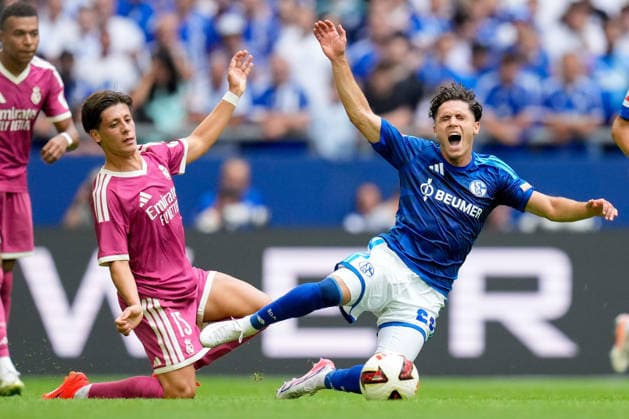 Arda Gueler (Real Madrid CF) und Soufiane El-Faouzi (FC Schalke 04) battle for the ball during the during the Pre-Season Friendly match between FC Schalke 04 and Real Madrid at Veltins Arena on August 16, 2026 in Gelsenkirchen, Germany. (Photo by Alex Gottschalk DeFodi Images) - *** Arda Gueler of Real Madrid CF and Soufiane El Faouzi of FC Schalke 04 battle for the ball during the preseason friendly match between FC Schalke 04 and Real Madrid at Veltins Arena on August 16, 2026, in Gelsenkirchen, Germany. Photo by Alex Gottschalk, DeFodi Images