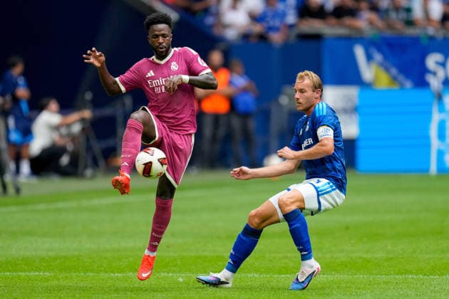 Vinicius Junior (Real Madrid CF) und Timo Becker (FC Schalke 04) battle for the ball during the during the Pre-Season Friendly match between FC Schalke 04 and Real Madrid at Veltins Arena on August 16, 2026 in Gelsenkirchen, Germany. (Photo by Alex Gottschalk DeFodi Images) - *** Vinicius Junior of Real Madrid CF and Timo Becker of FC Schalke 04 battle for the ball during the preseason friendly match between FC Schalke 04 and Real Madrid at Veltins Arena on August 16, 2026, in Gelsenkirchen, Germany. Photo by Alex Gottschalk, DeFodi Images