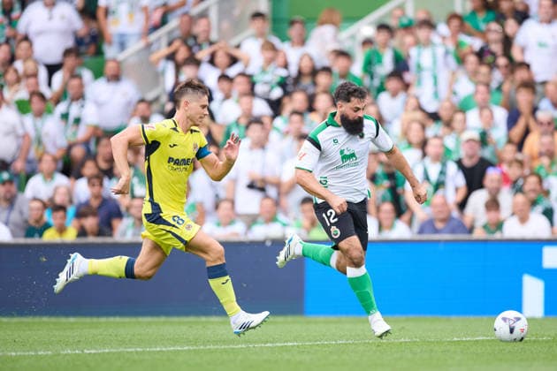 August 16, 2026, Santander, Cantabria, Spain: Juan Foyth of Villarreal CF competes for the ball with Asier Villalibre of Real Racing Club de Santander during the LaLiga EA Sports match between Real Racing Club de Santander and Villarreal CF at Campos de de El Sardinero on August 16, 2026, in Santander, Spain. Santander Spain - ZUMAa181 20260816_zaa_a181_019 Copyright: xRicardoxLarreinax