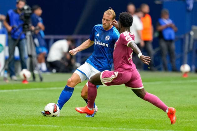 Timo Becker (FC Schalke 04) und Vinicius Junior (Real Madrid CF) battle for the ball during the during the Pre-Season Friendly match between FC Schalke 04 and Real Madrid at Veltins Arena on August 16, 2026 in Gelsenkirchen, Germany. (Photo by Alex Gottschalk DeFodi Images) - *** Timo Becker of FC Schalke 04 and Vinicius Junior of Real Madrid CF battle for the ball during the preseason friendly match between FC Schalke 04 and Real Madrid at Veltins Arena on August 16, 2026, in Gelsenkirchen, Germany. Photo by Alex Gottschalk, DeFodi Images